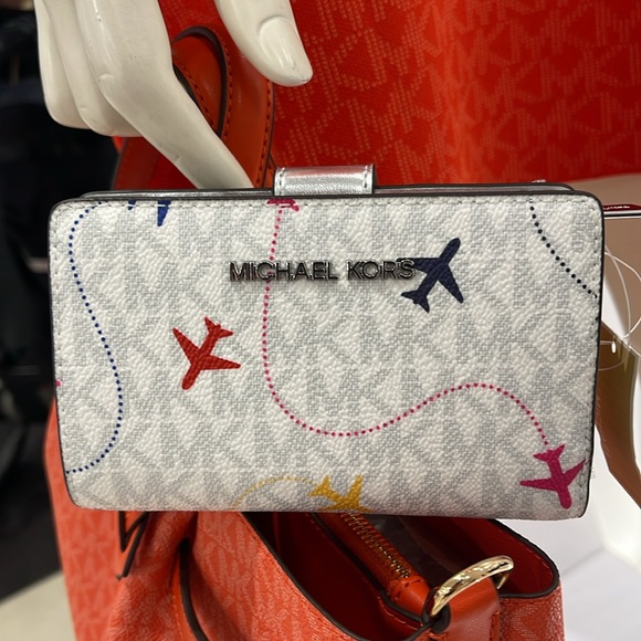ХMichael Kors Medium Saffiano Leather Bifold Wallet 
Optic White Aeroplane
NWT - Picture 13 of 16